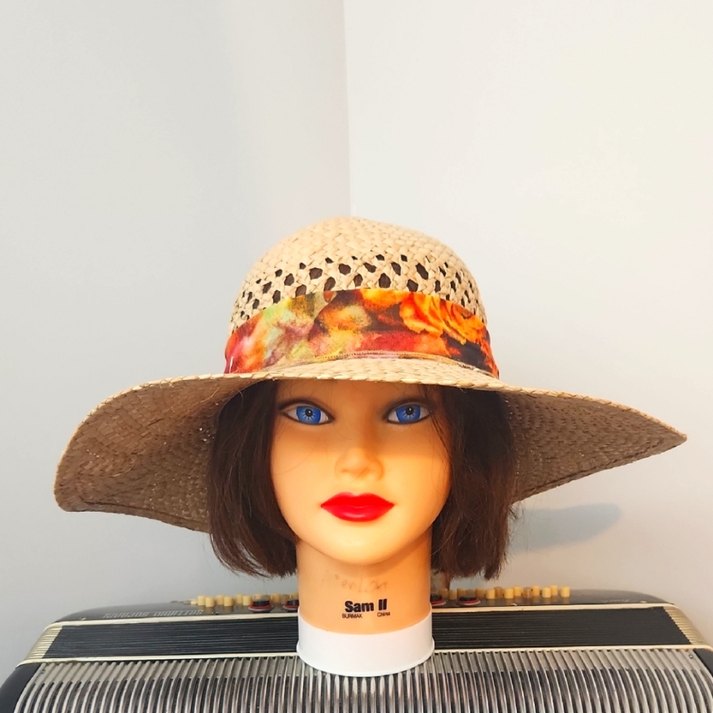 NWOT - BEAUTIFUL STRAW HAT W/VIBRANT MULTI-COLORED FLORAL BAND & BOW ACC…
